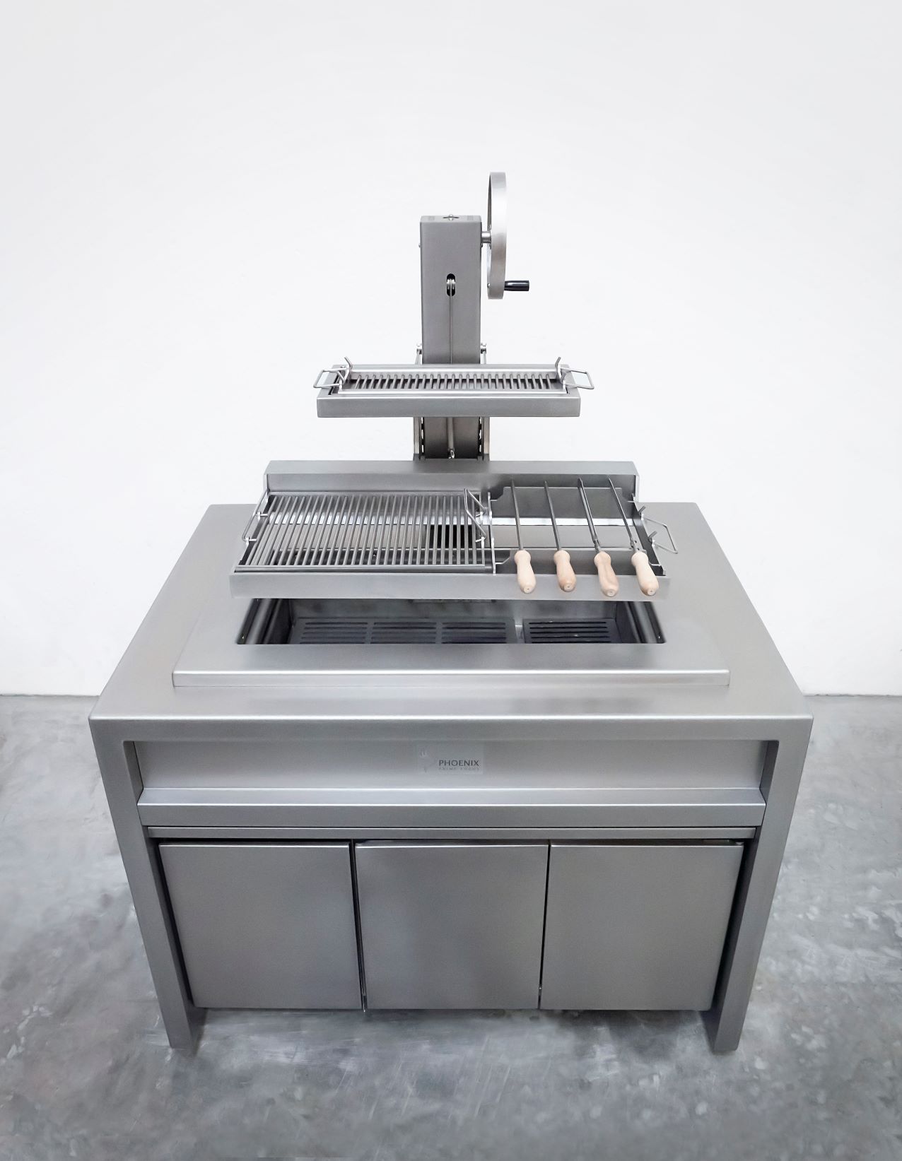 Charcoal Grill with Flexible Cooking Options